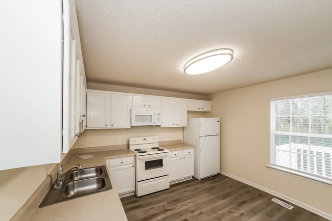 Building Photo - 67 Middlebrook Dr