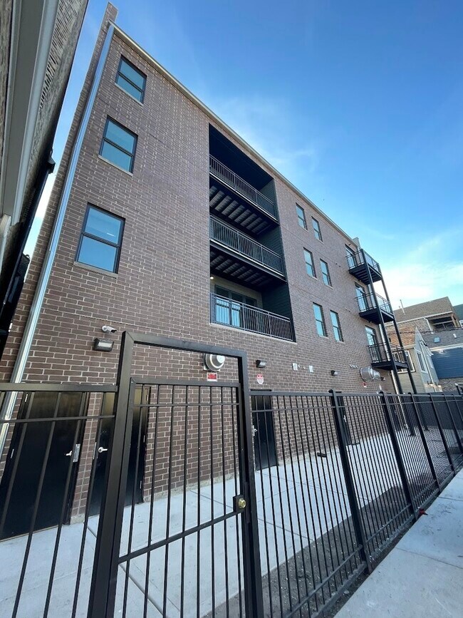 Building Photo - 1730 W 18th St