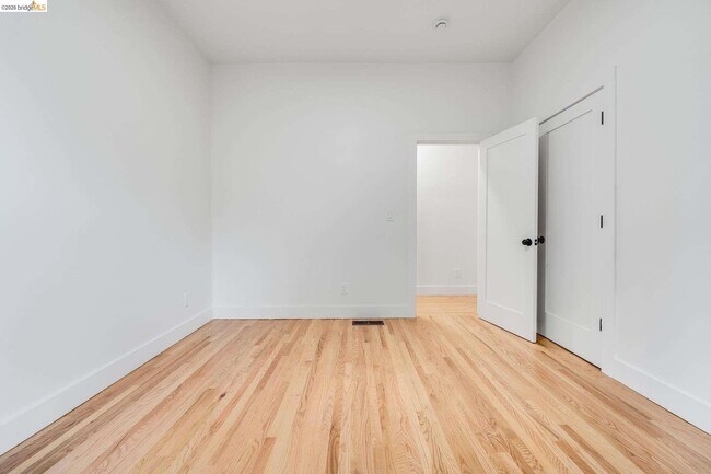 Foto del edificio - 1240 E 12th St