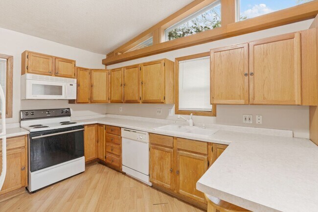 Building Photo - Modern 2-Bedroom Apartment in Hale with Fi...