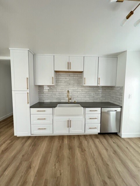 kitchen - 15315 Avis Ave