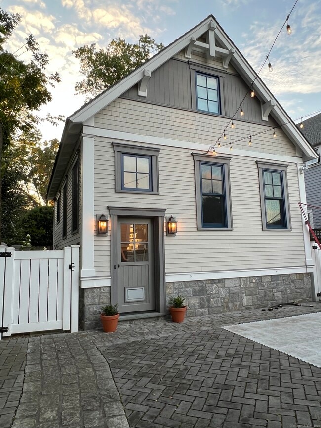 Building Photo - 56 1/2 Roton Ave