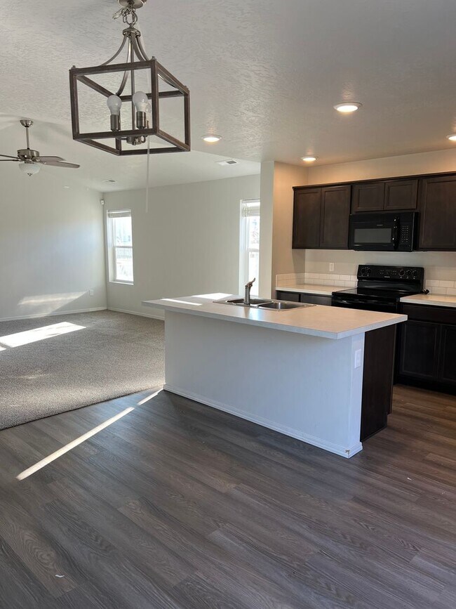 Building Photo - Welcome to this charming 3 bedroom, 2 bath...