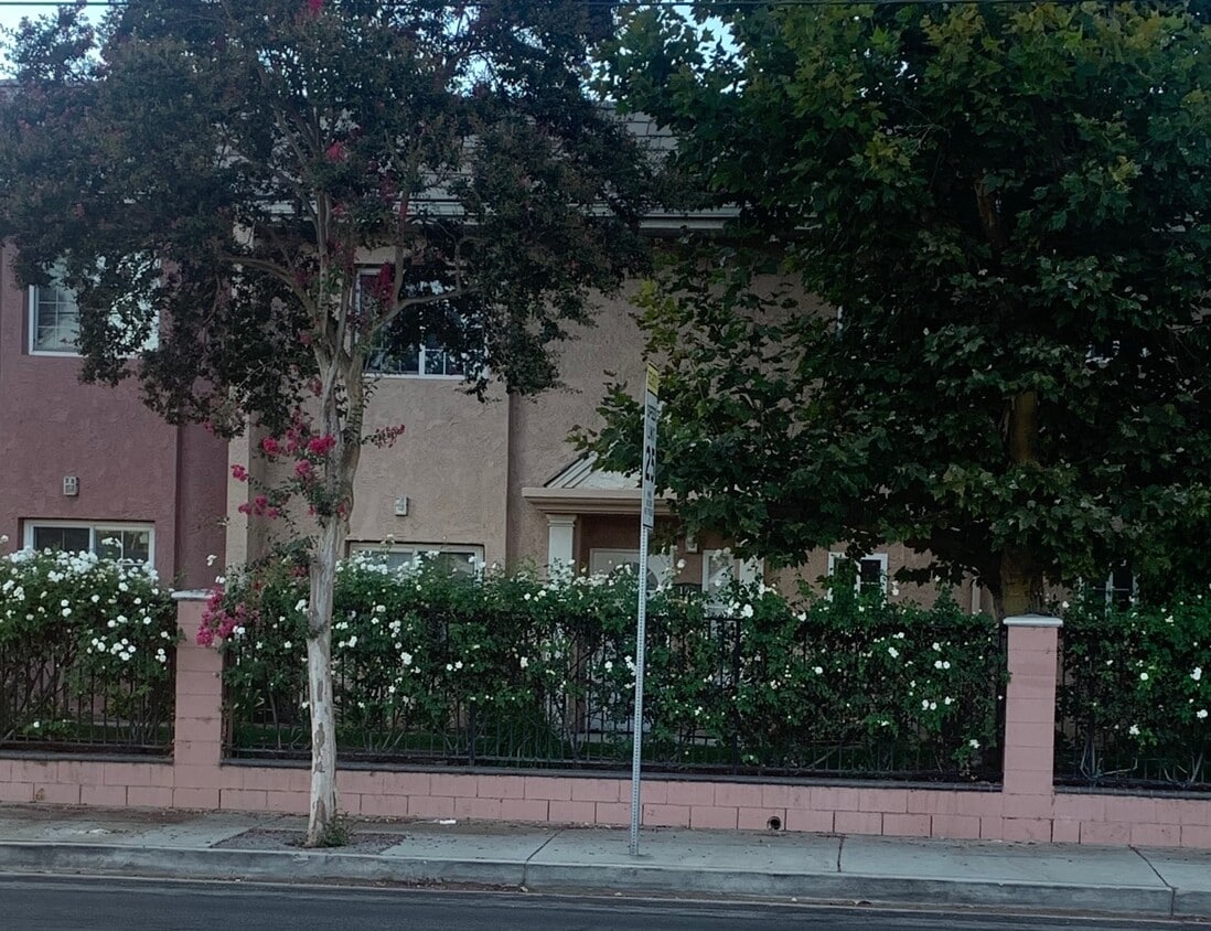 7615 Glade Ave, Canoga Park, CA 91304 Townhome Rentals in Canoga Park