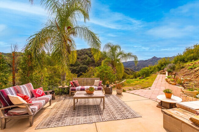 Foto del edificio - 2529 Topanga Skyline Dr