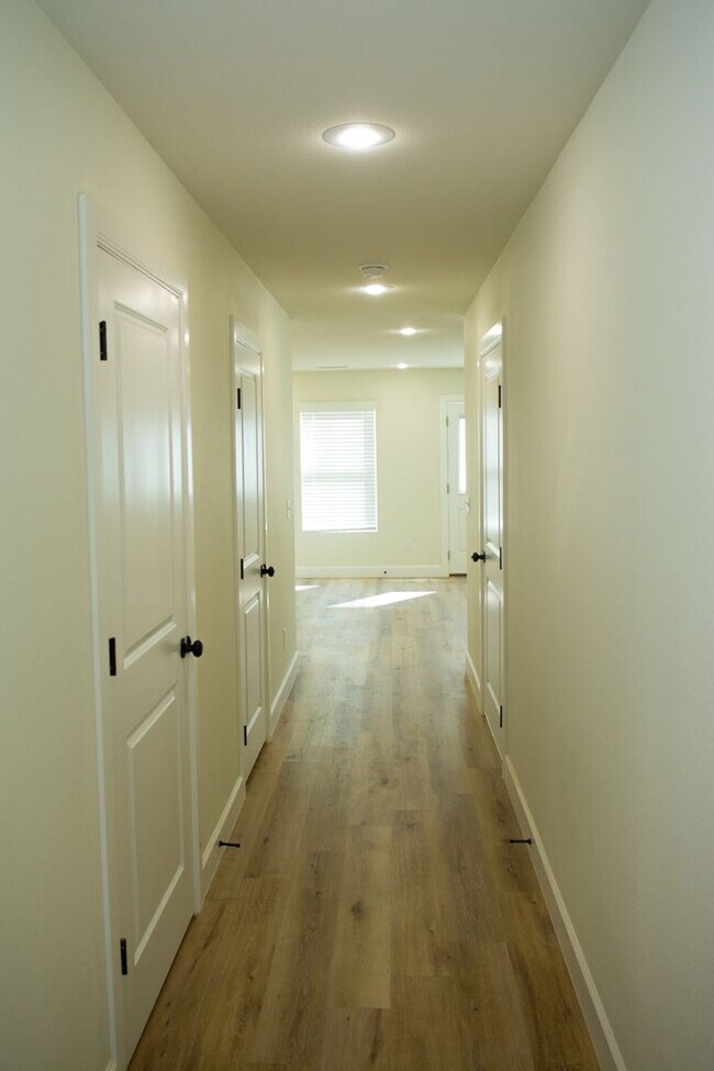 Building Photo - AVAILABLE NOW ! Townhouse in the heart of West Fork !