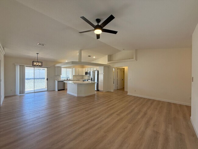 Foto del edificio - Beautifully remodeled - Long term - availa...