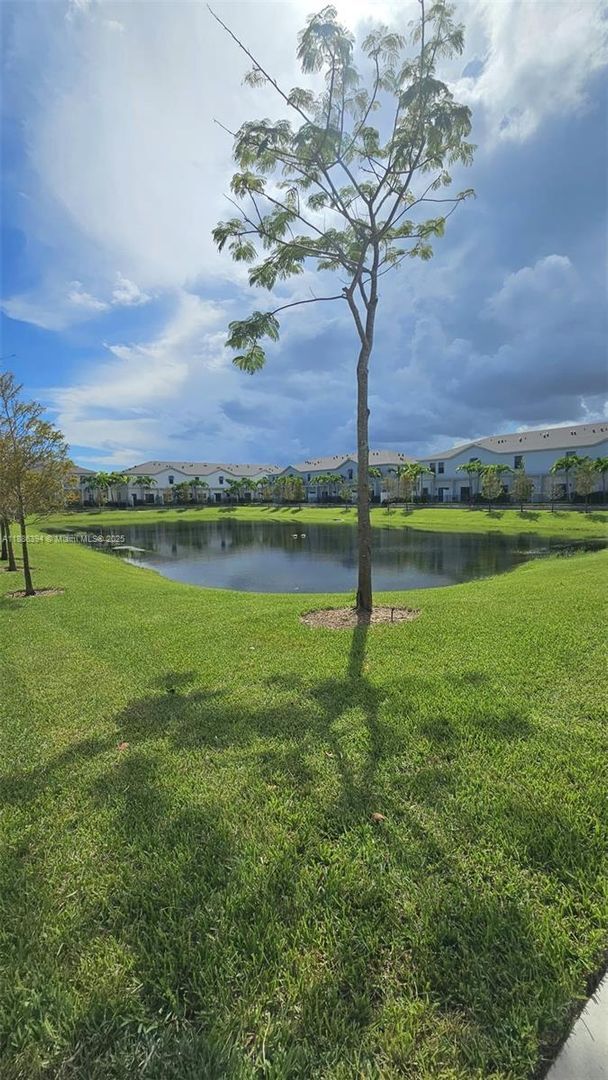 Building Photo - 364 NW 8th Ct