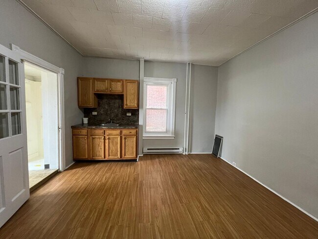 Building Photo - Centrally located apartment, quick walk fr...