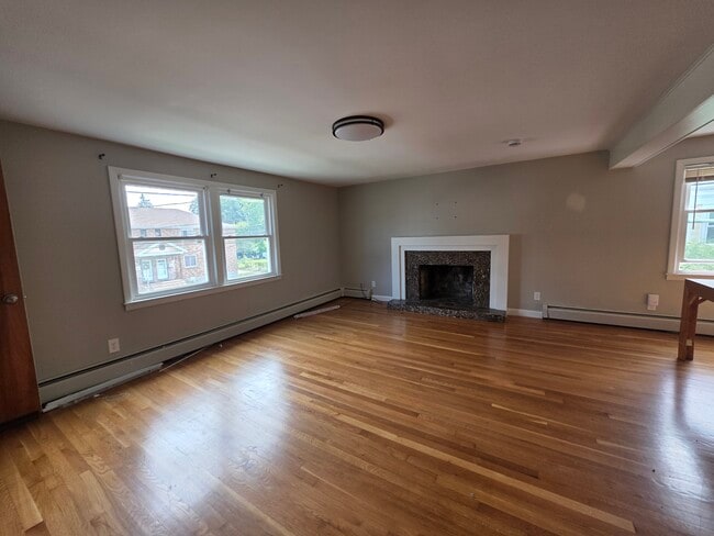 Building Photo - 28 Maplewood St