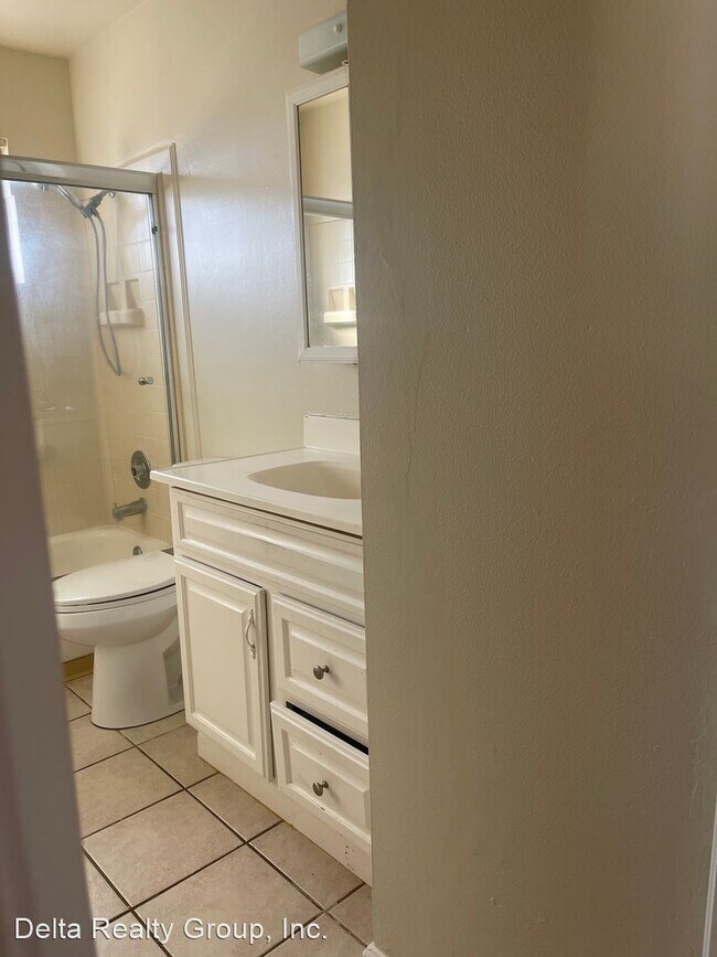 Building Photo - 2 br, 1 bath House - 1950 Duxburry Lane #4