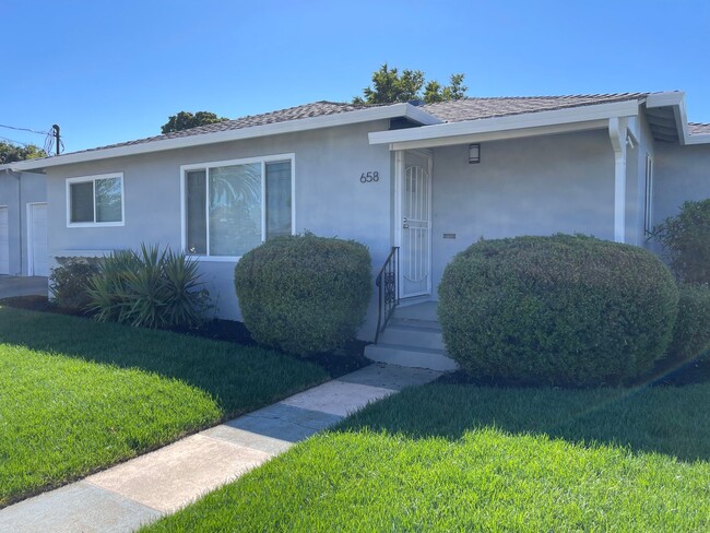 Foto del edificio - Huge yard with 4 car garage! Newly Remodel...