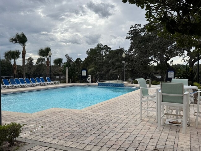 Building Photo - Two Bedroom in Metrowest AVAILABLE NOW!