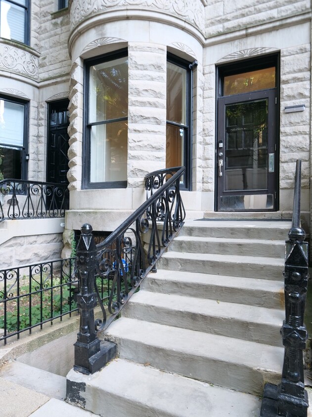 Primary Photo - 47 E Bellevue Pl