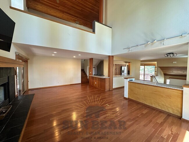 Foto del edificio - Bright Unfurnished Home with 2 Car Garage!