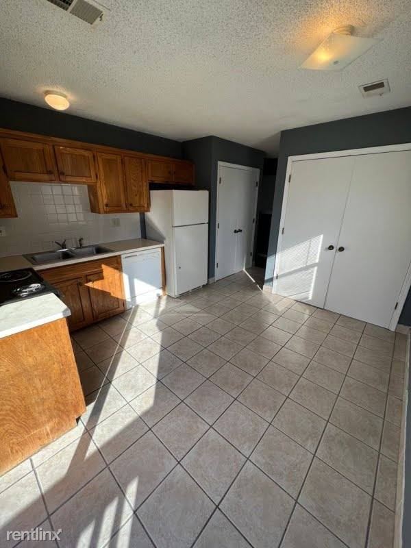 Building Photo - 2 br, 1 bath Townhome - 300 Sky Vue Dr
