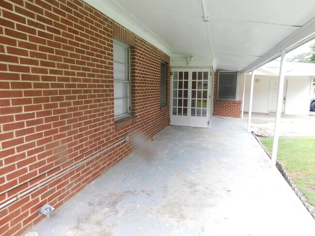 Building Photo - 1806 E Ash St
