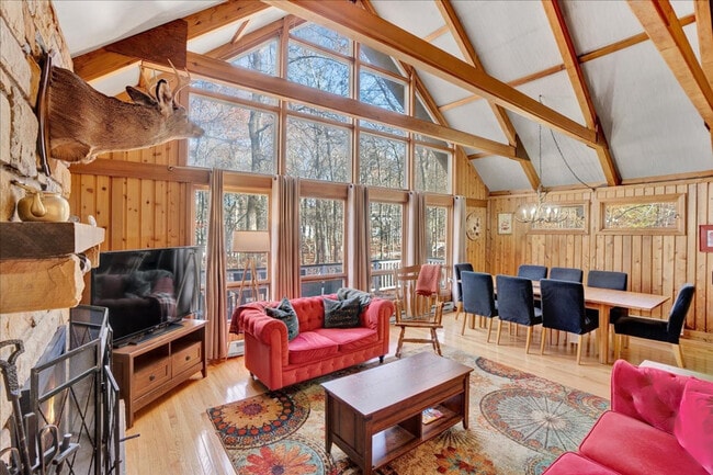 Building Photo - 1046 Maple Dr