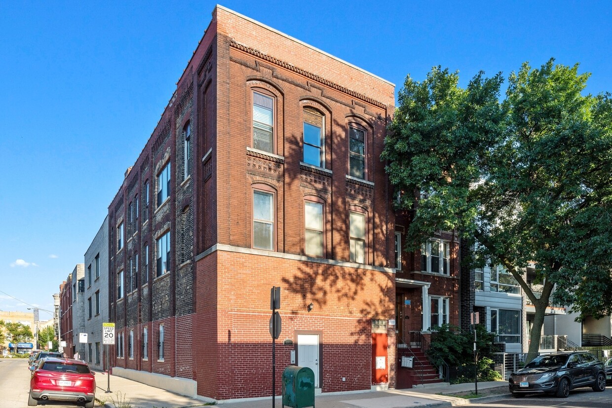 Primary Photo - 885 N Marshfield Ave