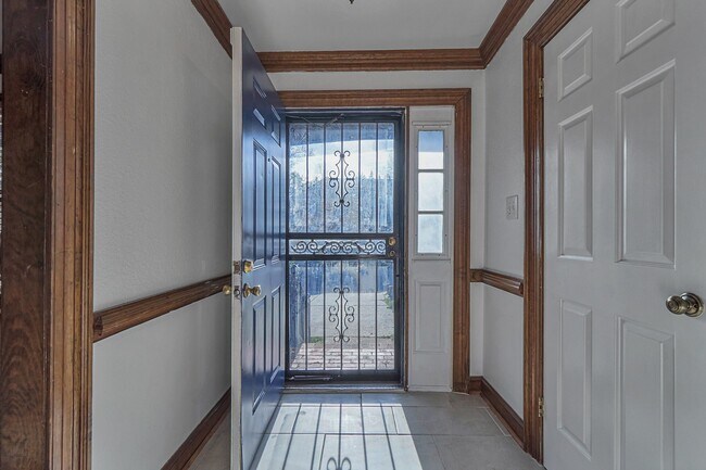 Building Photo - 307 Middle Oaks Dr