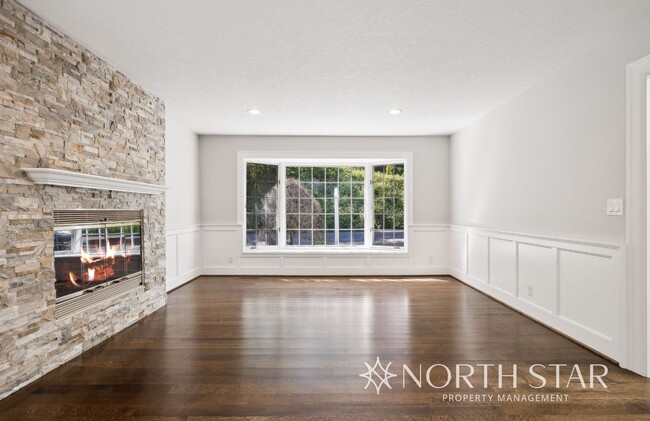 Building Photo - Stunning Lake Oswego Home with Space for E...