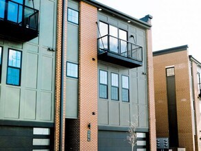 Building Photo - 1410 SW Westview Dr