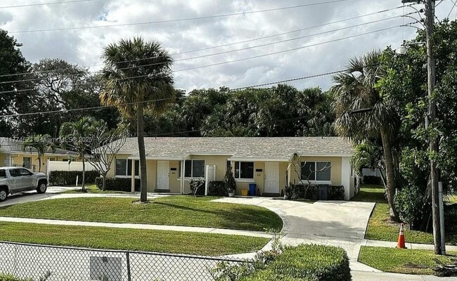 Building Photo - 323 Northlake Dr