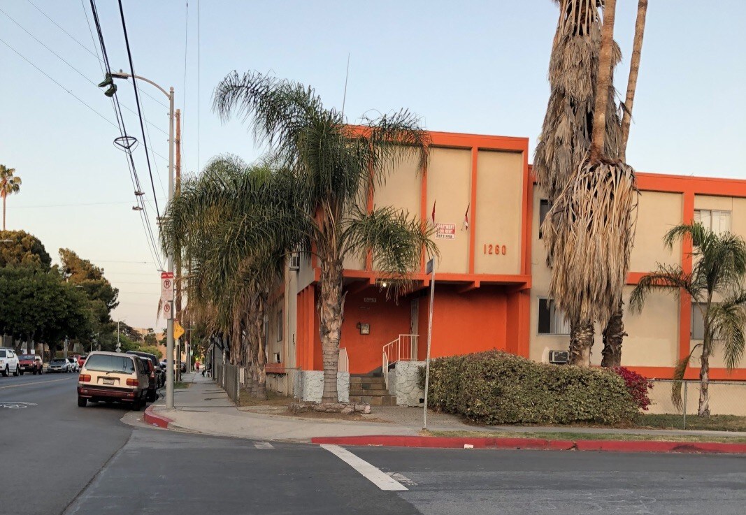 Primary Photo - 1260 N Beachwood Dr