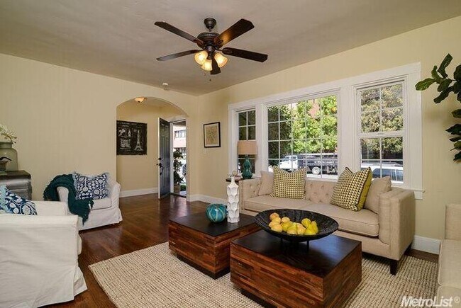 Foto del edificio - Stylishly Updated 2 Bed Home in Prime Midt...