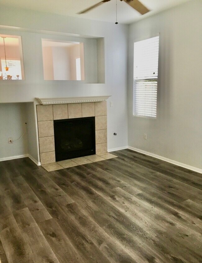 Building Photo - Lovely 3 Bedroom 2.5 Bath Townhome 1 mile ...