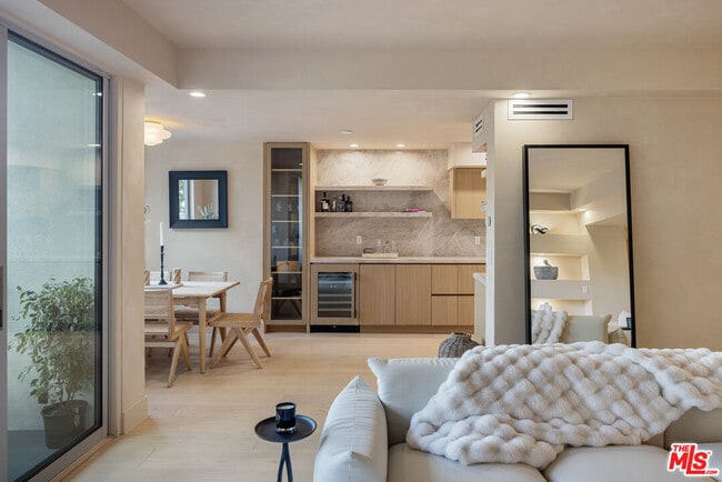 Foto del edificio - 818 N Doheny Dr