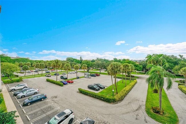 Building Photo - 3150 N Palm Aire Dr