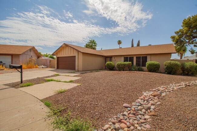 Building Photo - SUPER 3 BEDROOM 2 BATH SINGLE STORY HOME -...