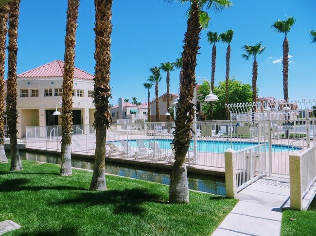 Foto del edificio - Beautiful Condo in a Gated Community!