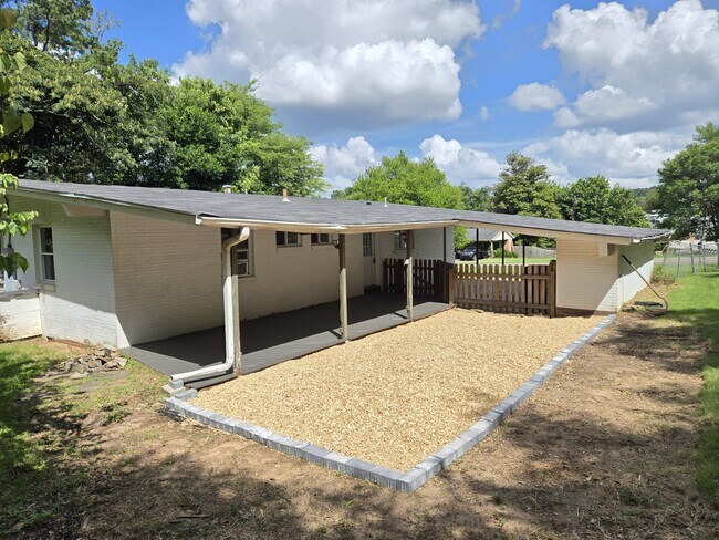 Foto del edificio - 4048 Dolly Ridge Rd