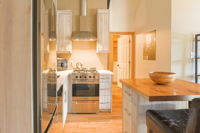 Building Photo - 361a 1st Ave