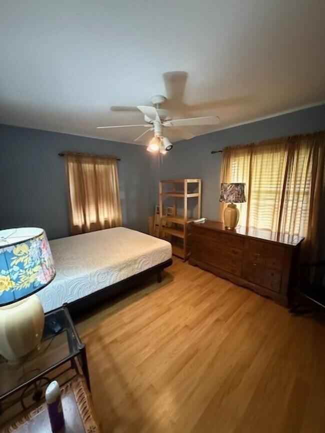 Foto del edificio - Well maintained 2/2 with a large yard in a...