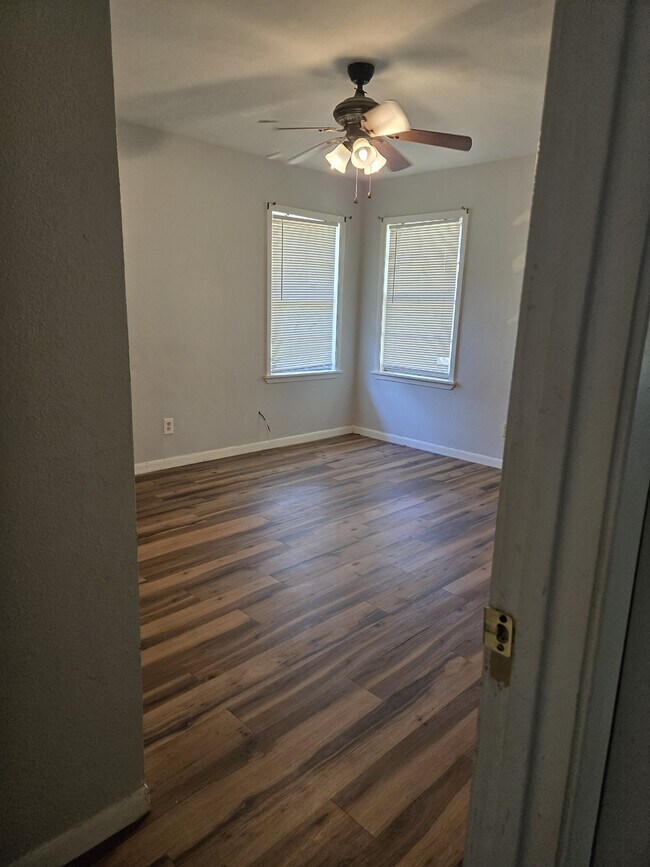 BR2 w/1 closet - 900 E 27th St