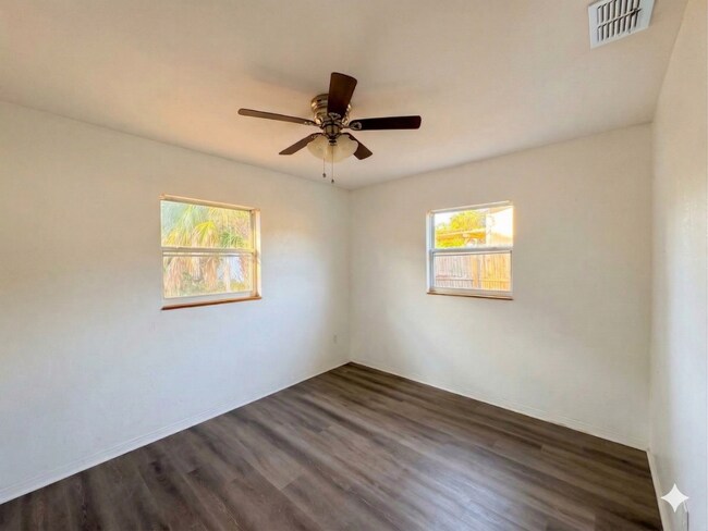 Foto del edificio - Newly Remodeled 3BR Home in Coquina Key – Large Yard with Dual Side Access