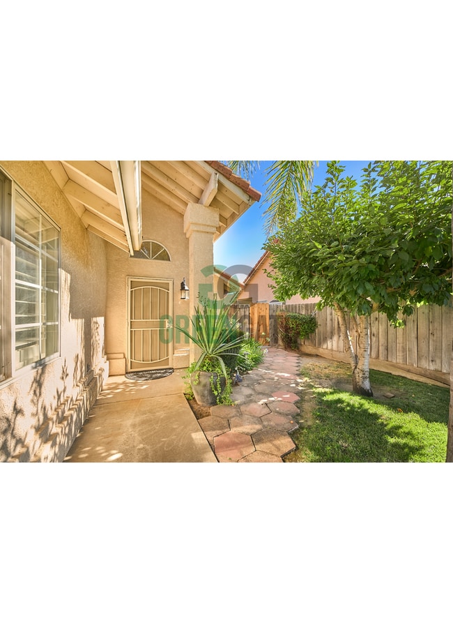 Building Photo - Lovely 3 Bedroom Home in Modesto MUST SEE!