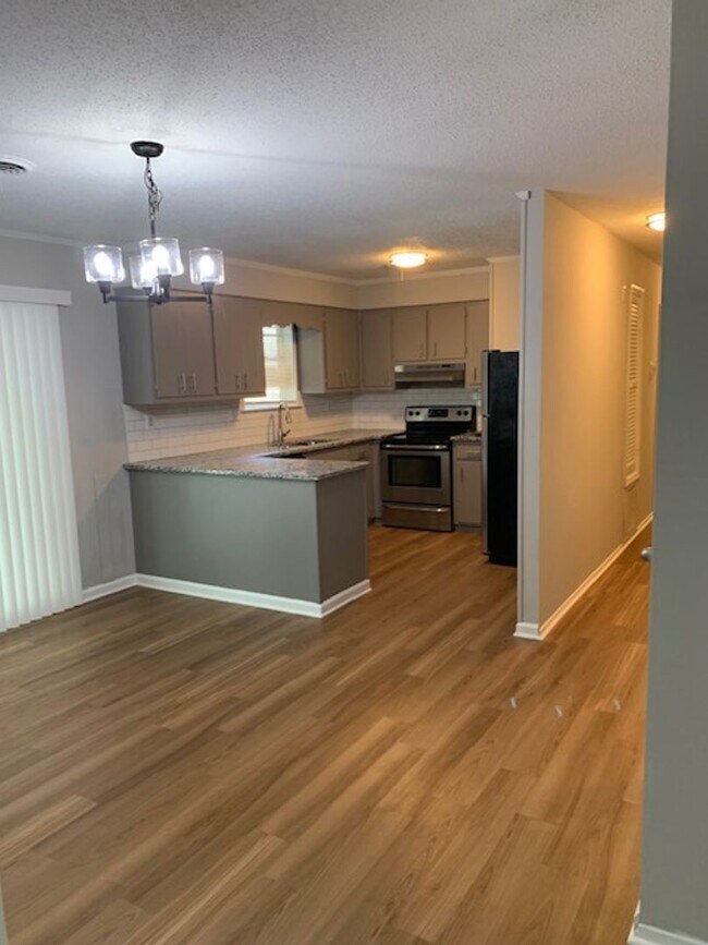 Foto del edificio - Located in McDuffie Woods Subdivision - Coming Mid March 2026