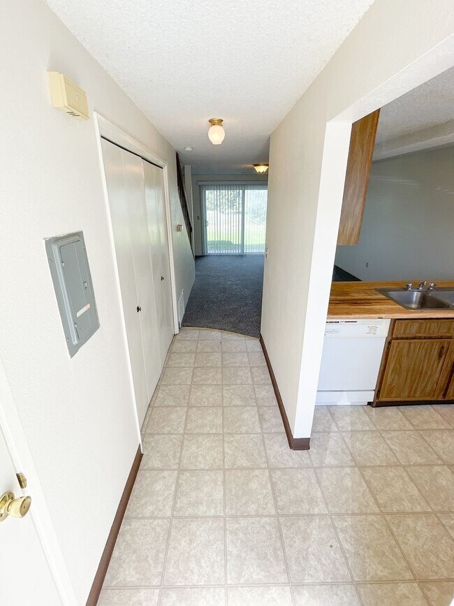 Building Photo - 846 Homedale Rd