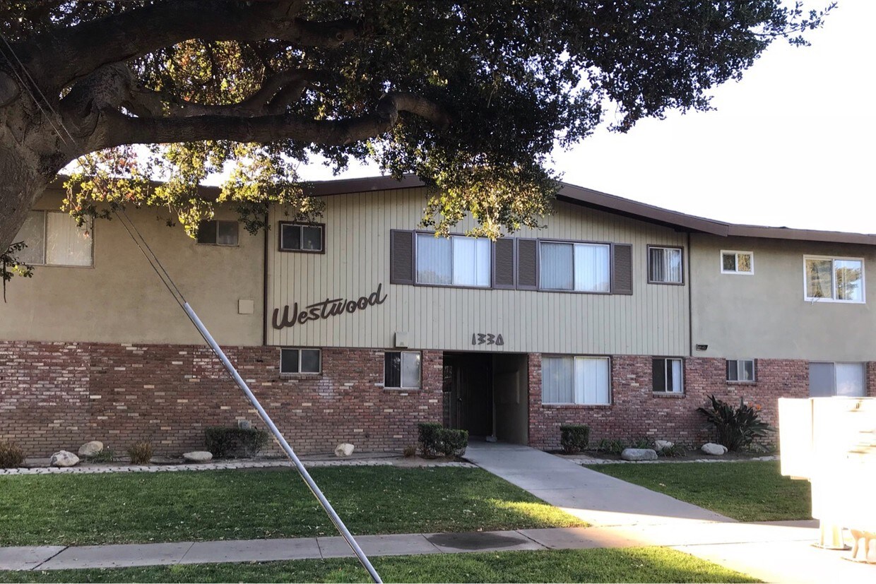 Foto principal - 1330 W 8th St