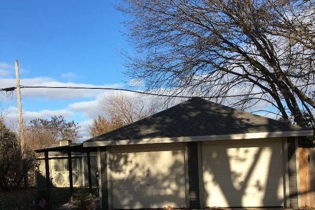 2 car garage - 5134 W Wells St
