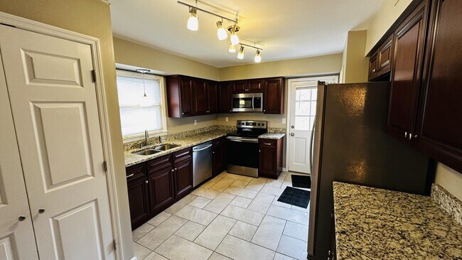 Foto del edificio - 2948a Candlelight Way