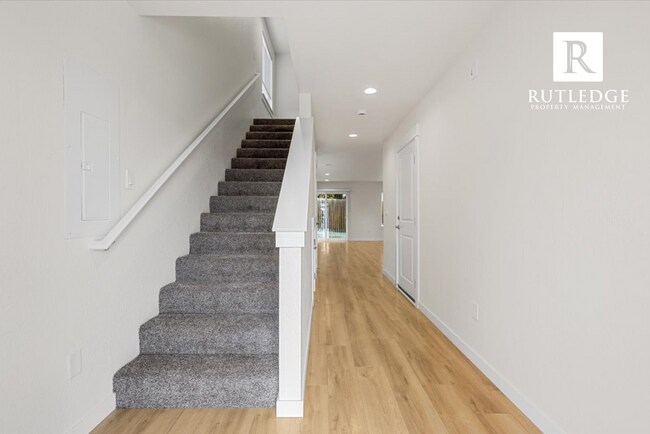 Foto del edificio - STUNNING 3 Bed / 2.5 Bath Brand New Townhome / End Unit !!!