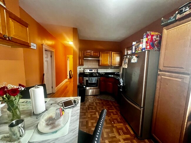 Building Photo - 156 Callender St