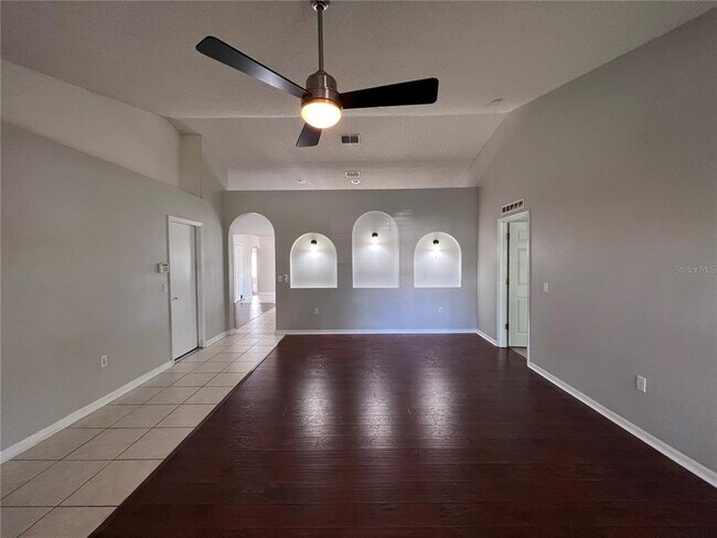 Building Photo - 319 Velveteen Pl