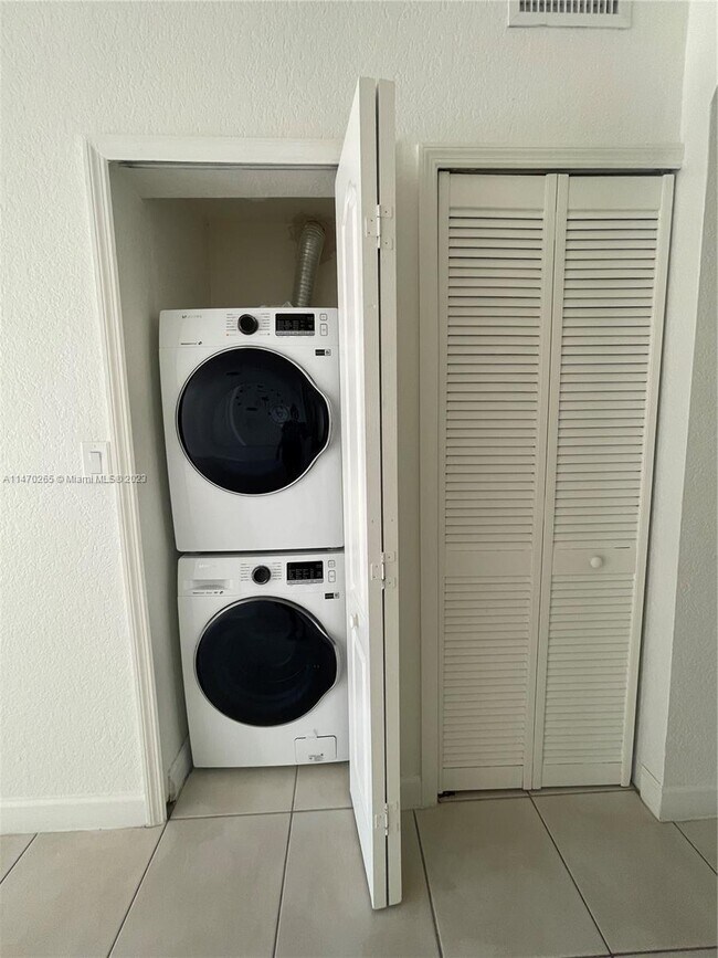 Foto del edificio - 17800 NW 73rd Ave