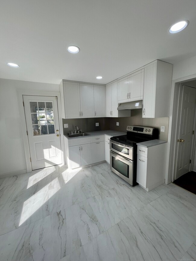 Building Photo - 65 Hinsdale Ave